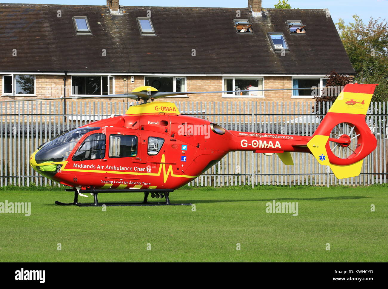 Midlands Air Ambulance arrivando sul Villaggio Verde a Fernhill Heath Worcestershire per partecipare a una situazione di emergenza. Foto Stock