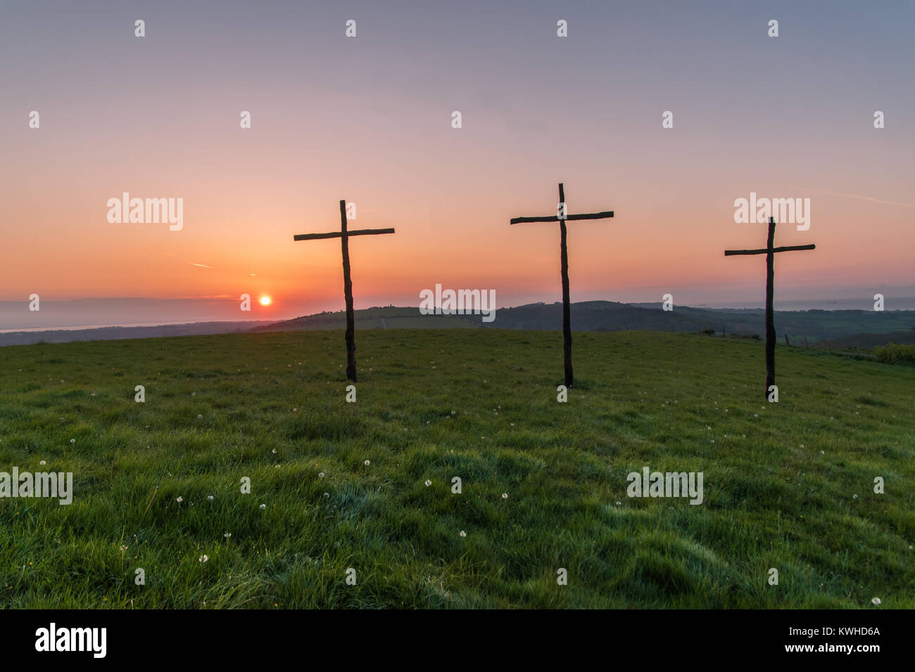 Alba di Pasqua, la croce o crocifisso, posto sul alto downland per celebrare la festa cristiana Foto Stock