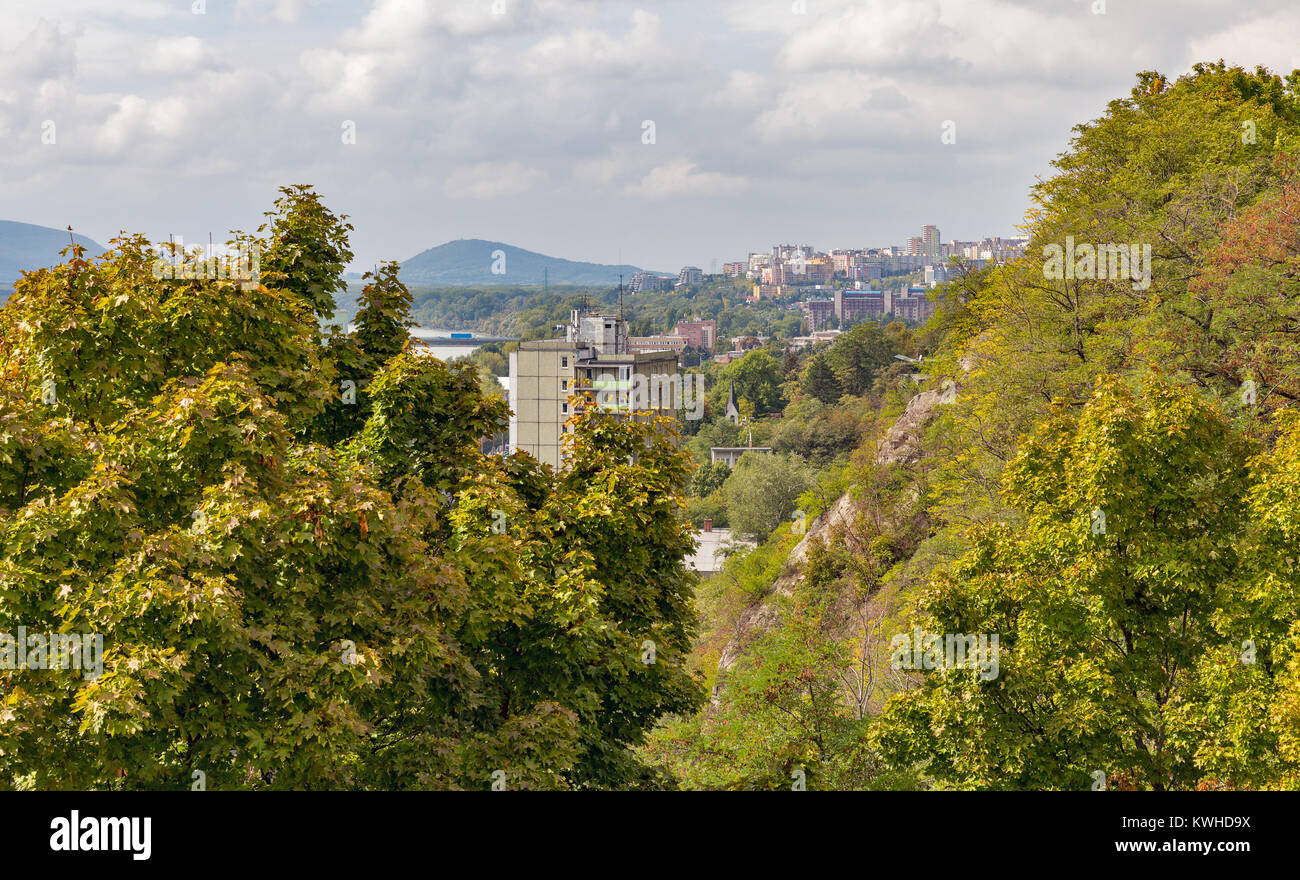 Bratislava cityscape vista sulla parte occidentale della città con il quartiere residenziale dalla collina del castello, Slovacchia. Foto Stock