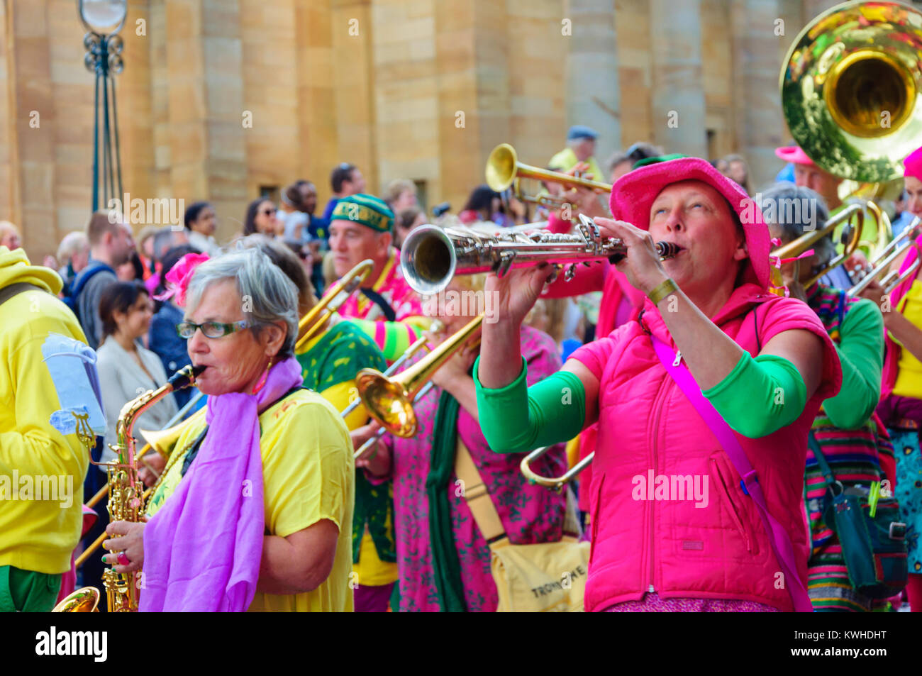 Musicista femmina in rosa giocando un sassofono soprano nel carnevale del Edinburgh Jazz e Blues Festival che si muove in basso lungo il Tumulo Foto Stock