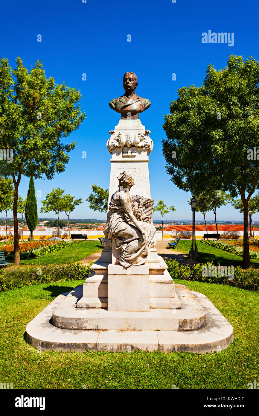 Un monumento nel giardino a Evora, Portogallo Foto Stock