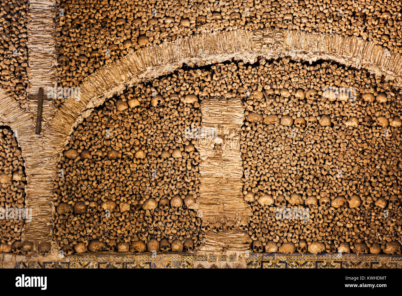 La Cappella delle Ossa (Capela dos Ossos) è uno dei più noti monumenti di Evora, Portogallo Foto Stock