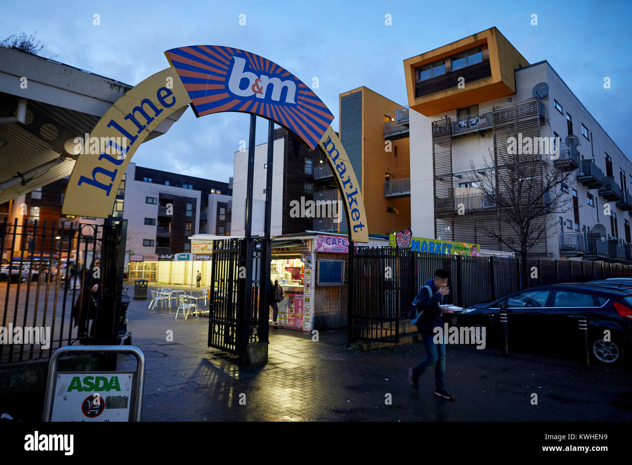 Hulme mercato , Greater Manchester, un mercato piccolo circondato da moderni costruire nuovi appartamenti Foto Stock
