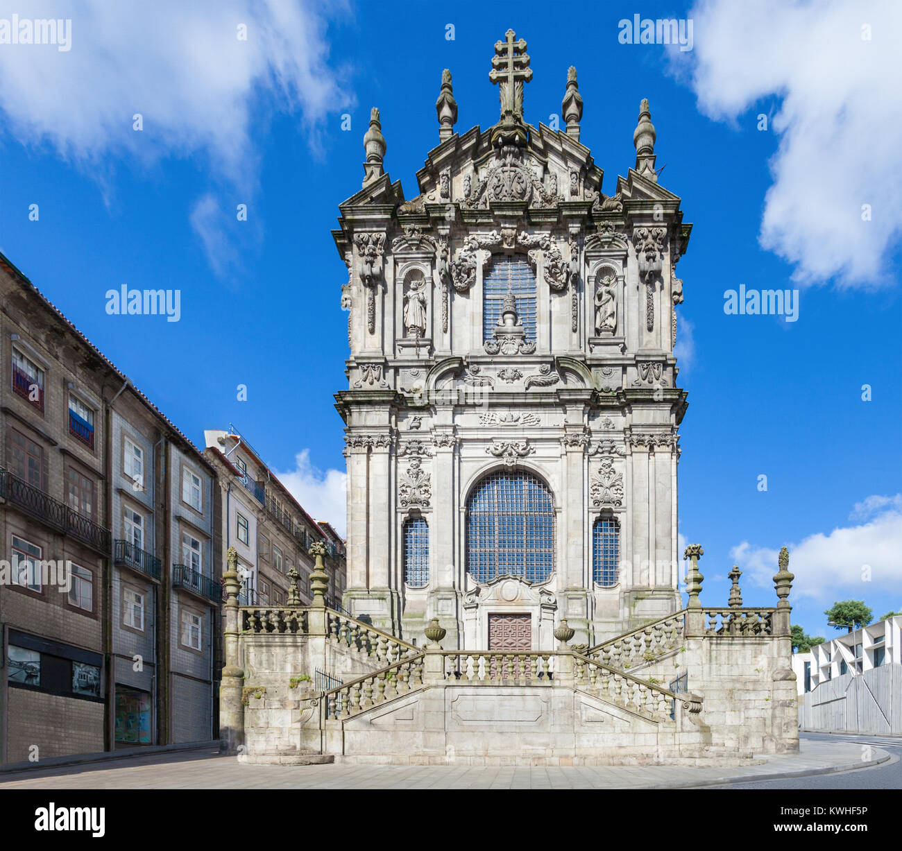 La Chiesa Clerigos (Igreja dos Clerigos) è una chiesa barocca nella città di Porto, in Portogallo Foto Stock