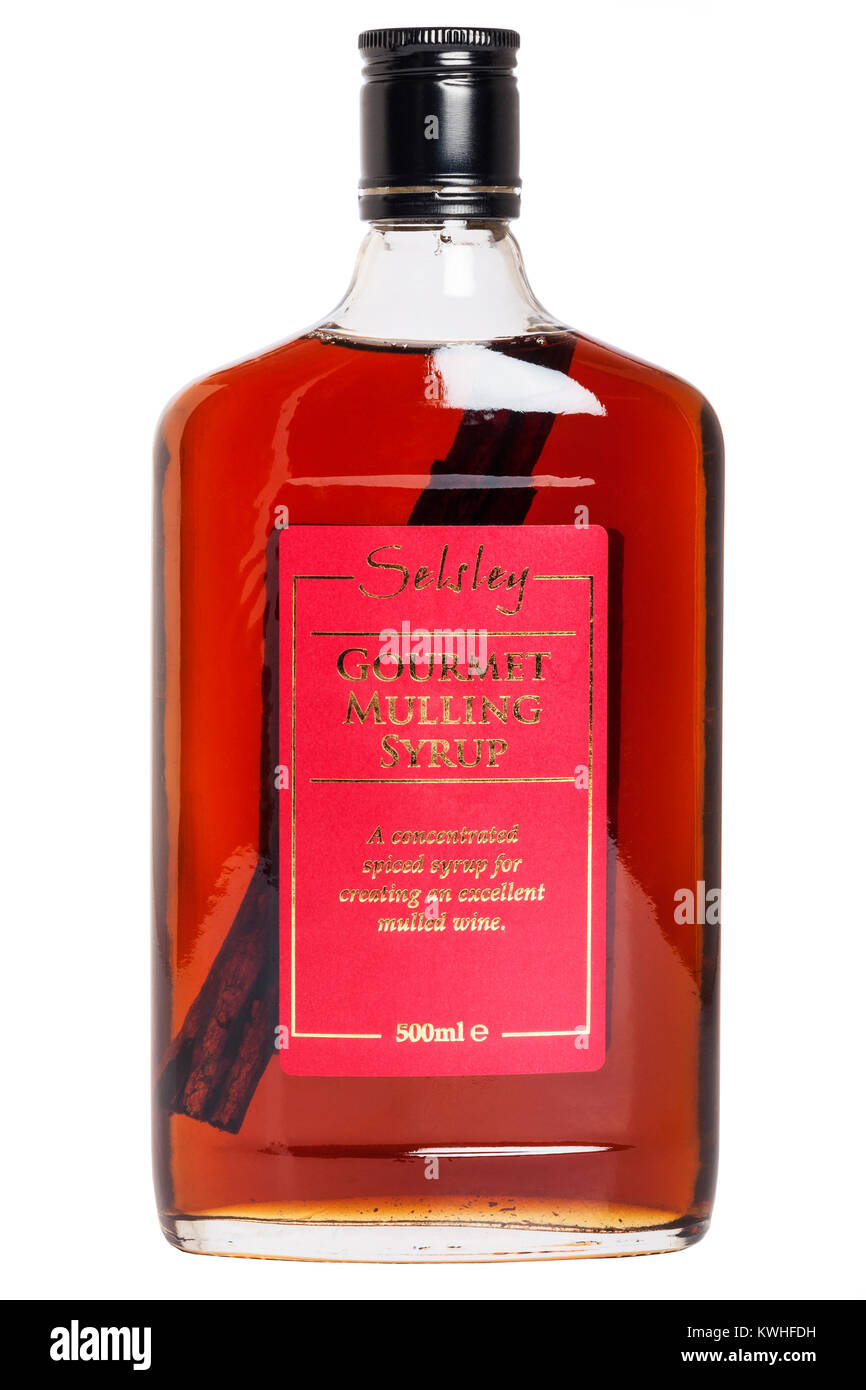 Una bottiglia di Selsley Gourmet di sciroppo di rimuginare per la produzione di vino brulé su sfondo bianco Foto Stock