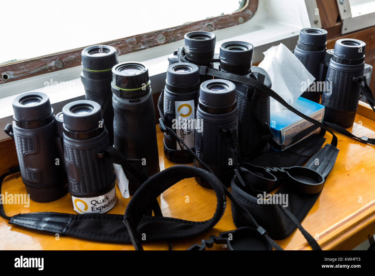 Binocolo utilizzato per la navigazione dall'equipaggio della nave a vela ponte nave passeggeri Ocean Adventurer; porta alpine sci alpinismo in Antartide Foto Stock