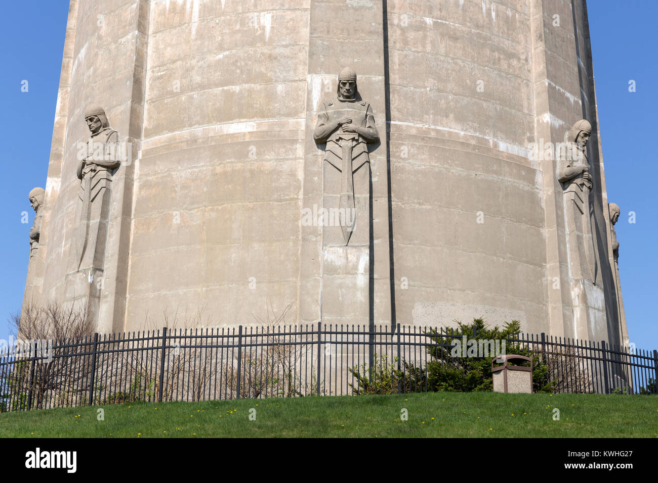 Scultura architettonica (guardiani della salute) sul 1932 Washburn Park Water Tower a Minneapolis, Minnesota Foto Stock