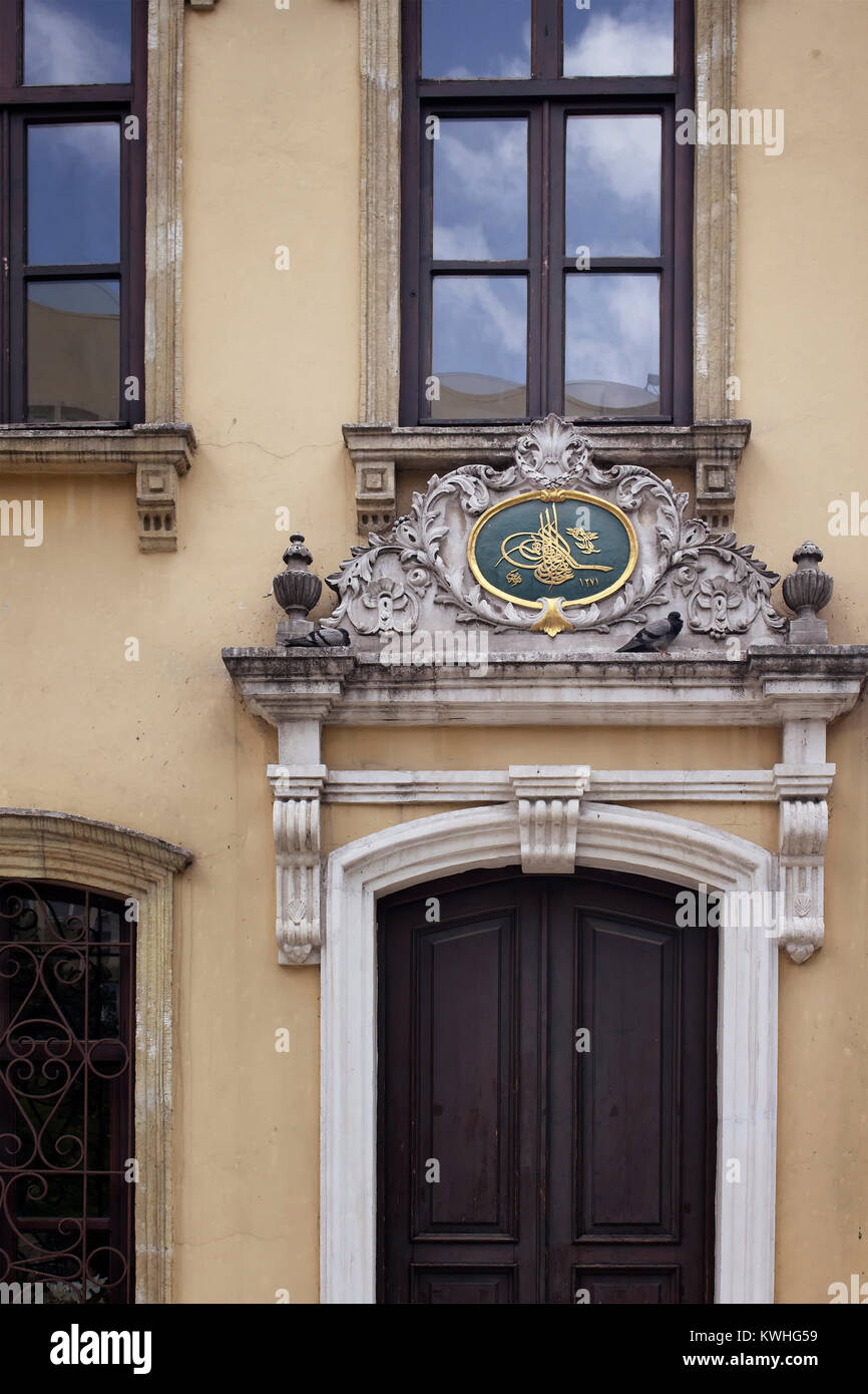 Vista ravvicinata dell Impero Ottomano emblema sopra la porta in stile ornamentale alla storica Tesvikiye moschea. Si tratta di un neo-struttura barocca di Nisantasi Foto Stock