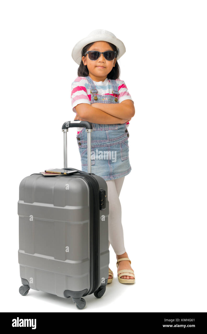 Ritratto di carino ragazza asiatica di indossare occhiali da sole con la valigia isolati su sfondo bianco, il concetto di viaggio Foto Stock
