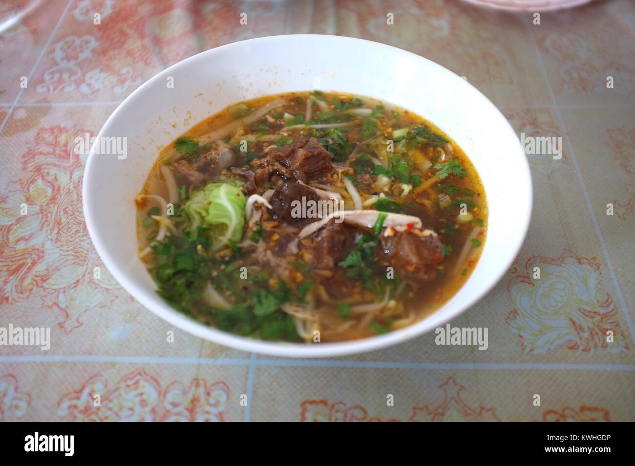 Thai street food ,Thai a nord-est di noodle locale ottenuto dalla fermentazione di farina di riso con zuppa di carne di vendere in prima fabbrica reale a Fang il Museo , Chiang M Foto Stock