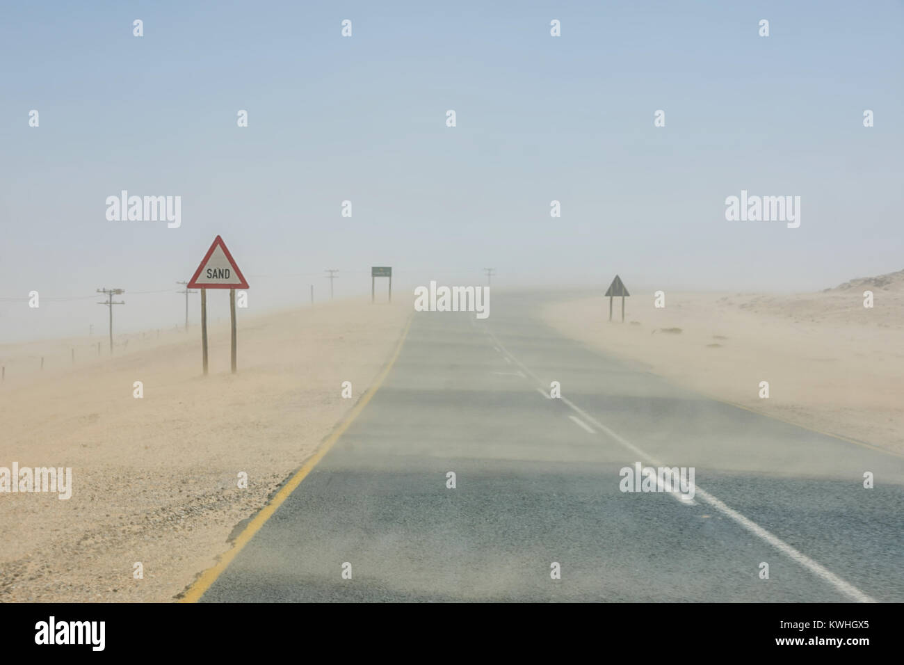 Una tempesta di sabbia sulla strada vicino a Luderitz in Namibia Foto Stock