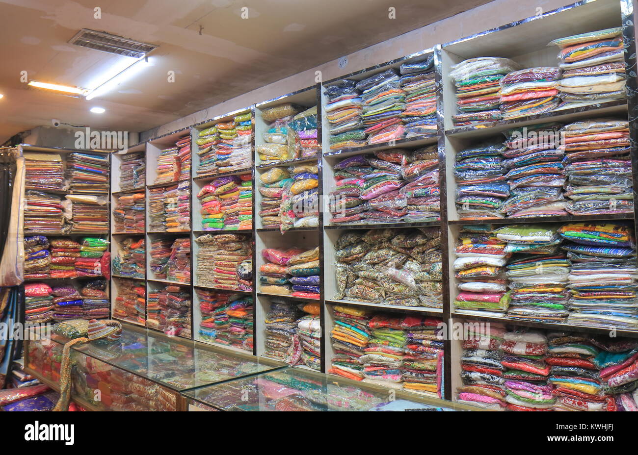 Indiano costume tradizionale sari store in Agra India. Foto Stock