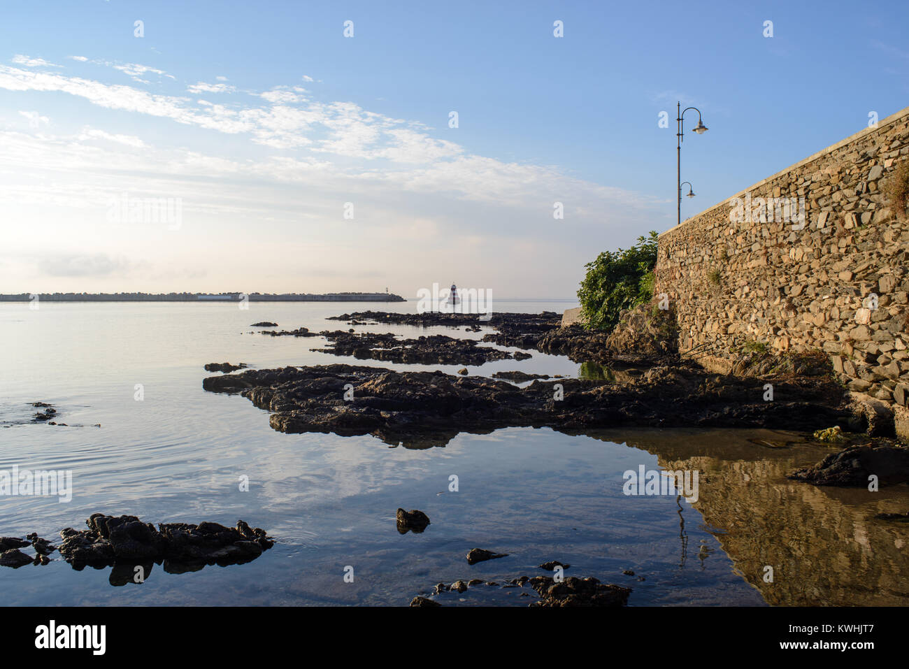 Vista della spiaggia del molo di Stintino in Sardegna all'alba Foto Stock