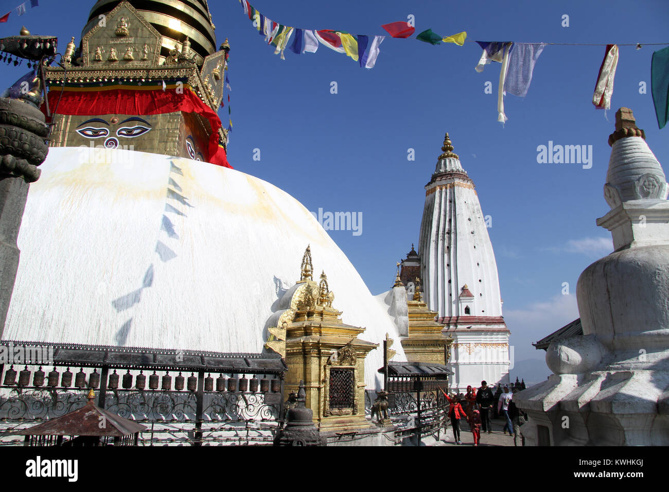 La gente a piedi attorno a Swayambhunath Stupa di Kathmandu in Nepal Foto Stock
