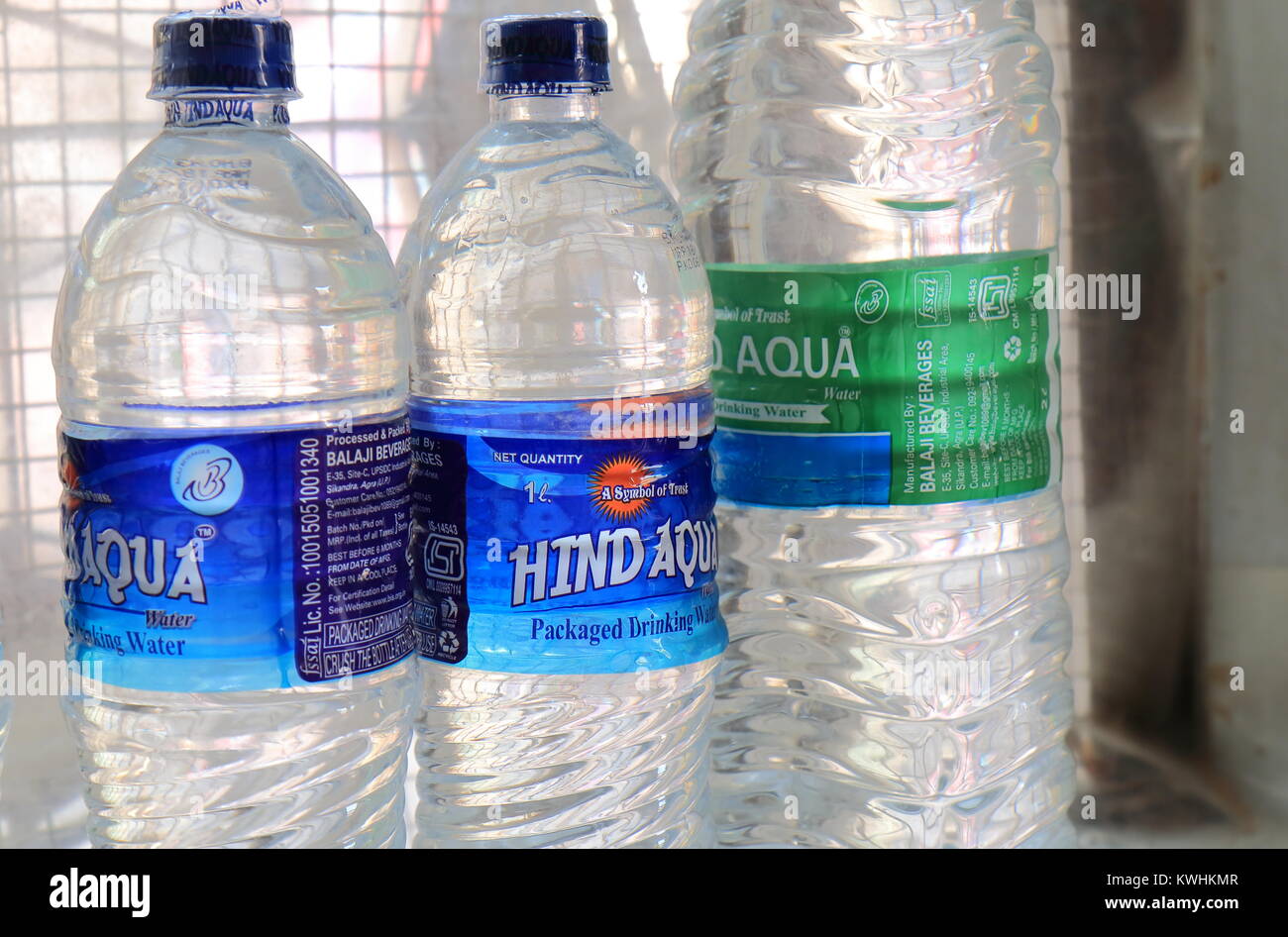 La bottiglia di acqua minerale in vendita presso un negozio in Agra India. Foto Stock