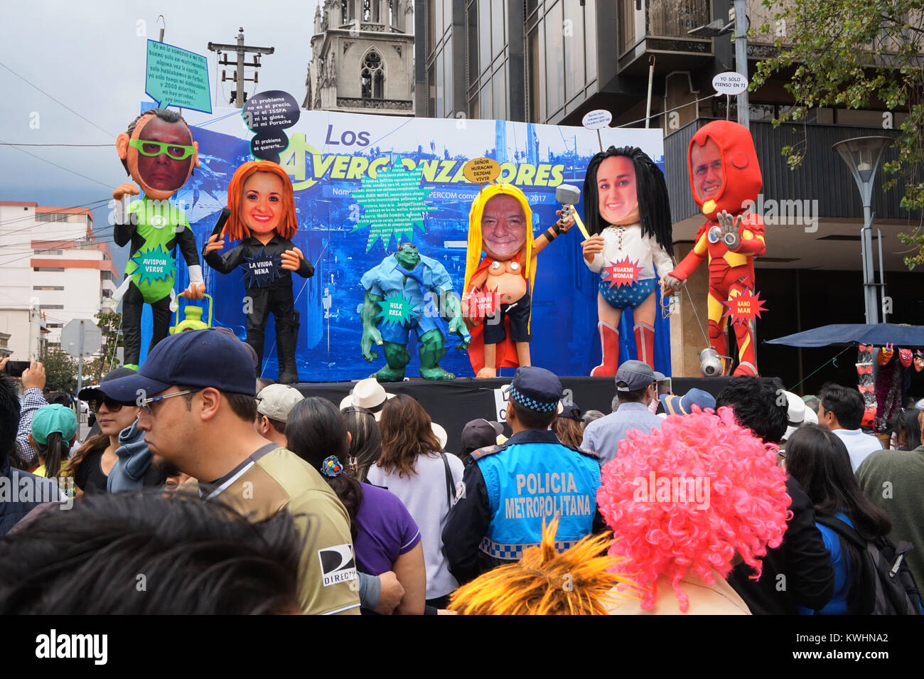 La gente che camminava sul Amazonas Avenue ammirando il "Anos Viejos' festival. Il festival è una tradizione che si svolge ogni anno per celebrare il nuovo anno Foto Stock