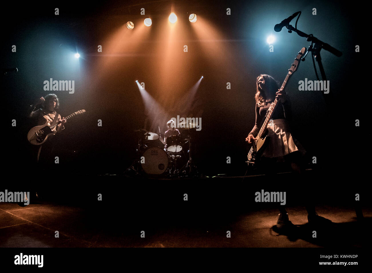 Il danese rock band Volume di velluto esegue un concerto dal vivo a Pumpehuset in Copenhagen. La band è composta da tre Lahcmi-sorelle Noa (chitarra/Vocal), Naomi (bass) e Nataja (tamburi). Danimarca, 25/03 2016. Foto Stock