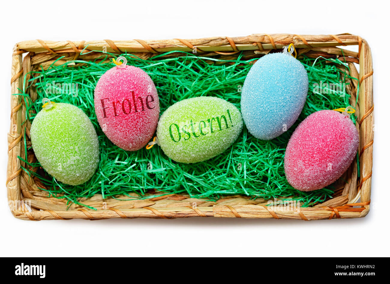 Colorate le uova di Pasqua in un cesto di Pasqua, Bunte Ostereier in einem Osterkorb Foto Stock