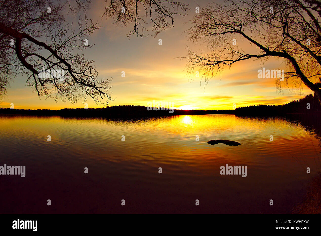 Bella colorato tramonto riflesso dalla superficie dell'acqua Foto Stock