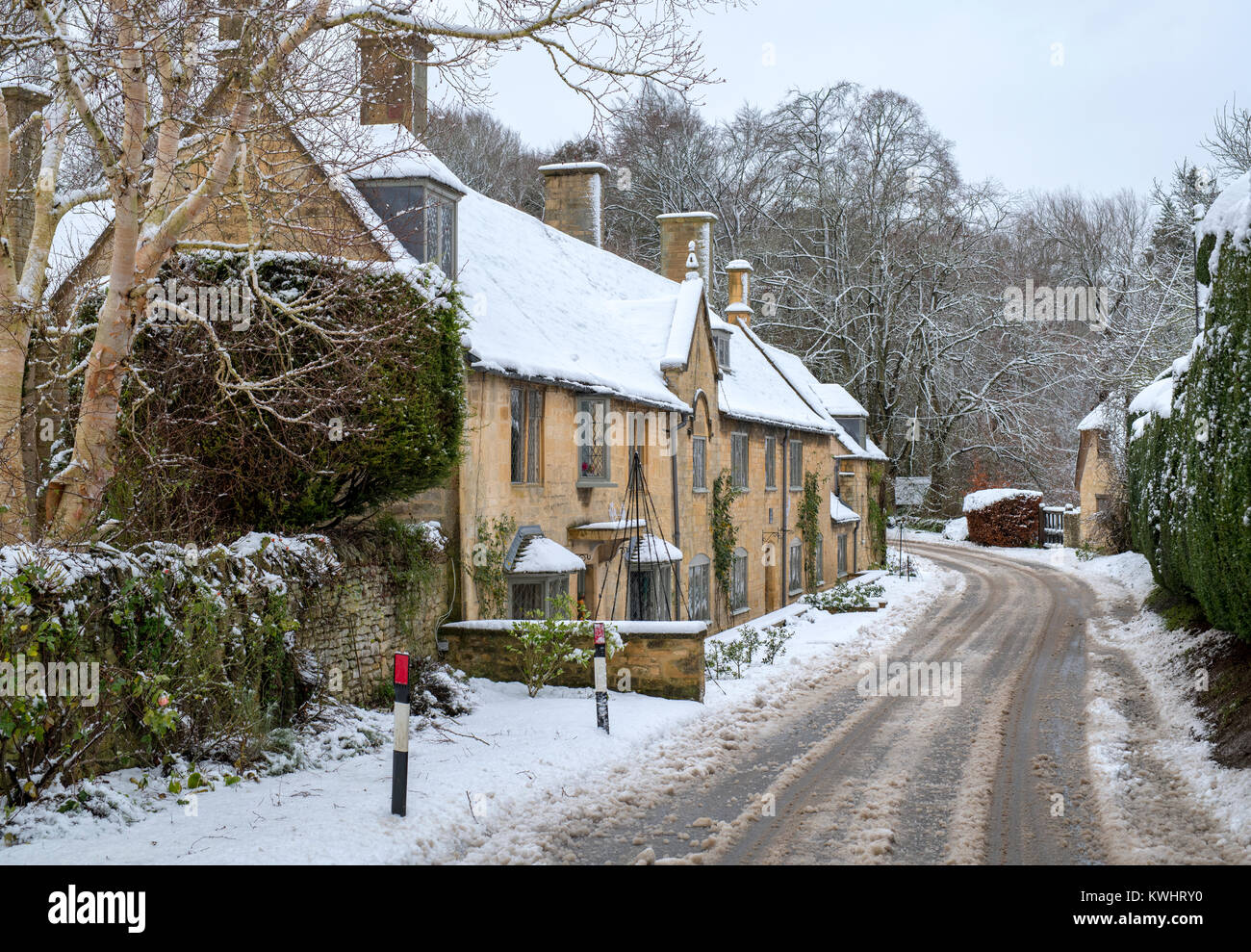 Cottage nella neve nel mese di dicembre. Broad Campden, Cotswolds, Gloucestershire, Inghilterra Foto Stock