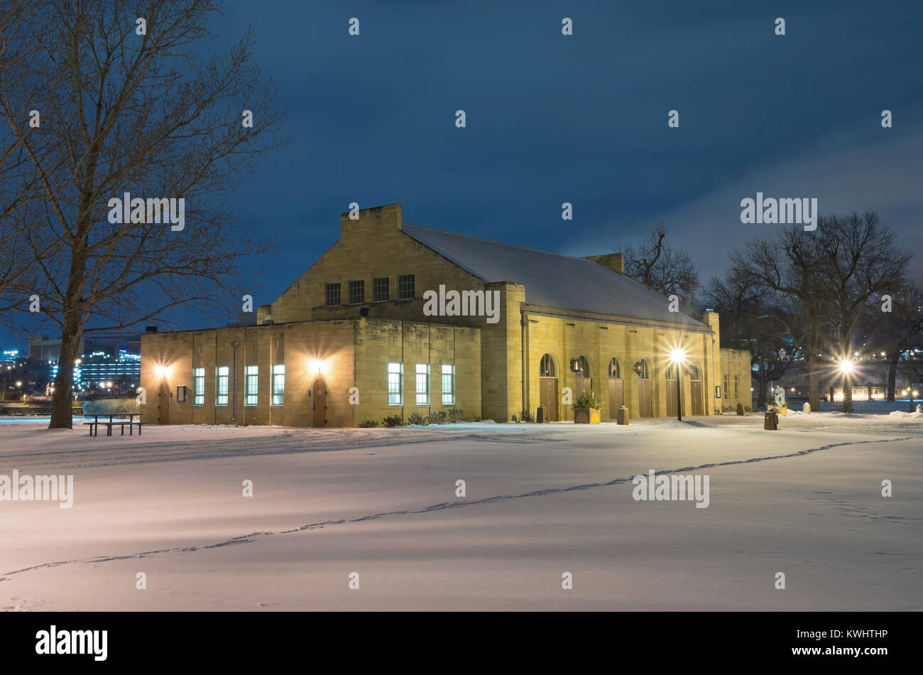 Padiglione pubblico a harriet isola parco regionale nel centro cittadino di San Paolo ramsey county minnesota in una notte d'inverno Foto Stock
