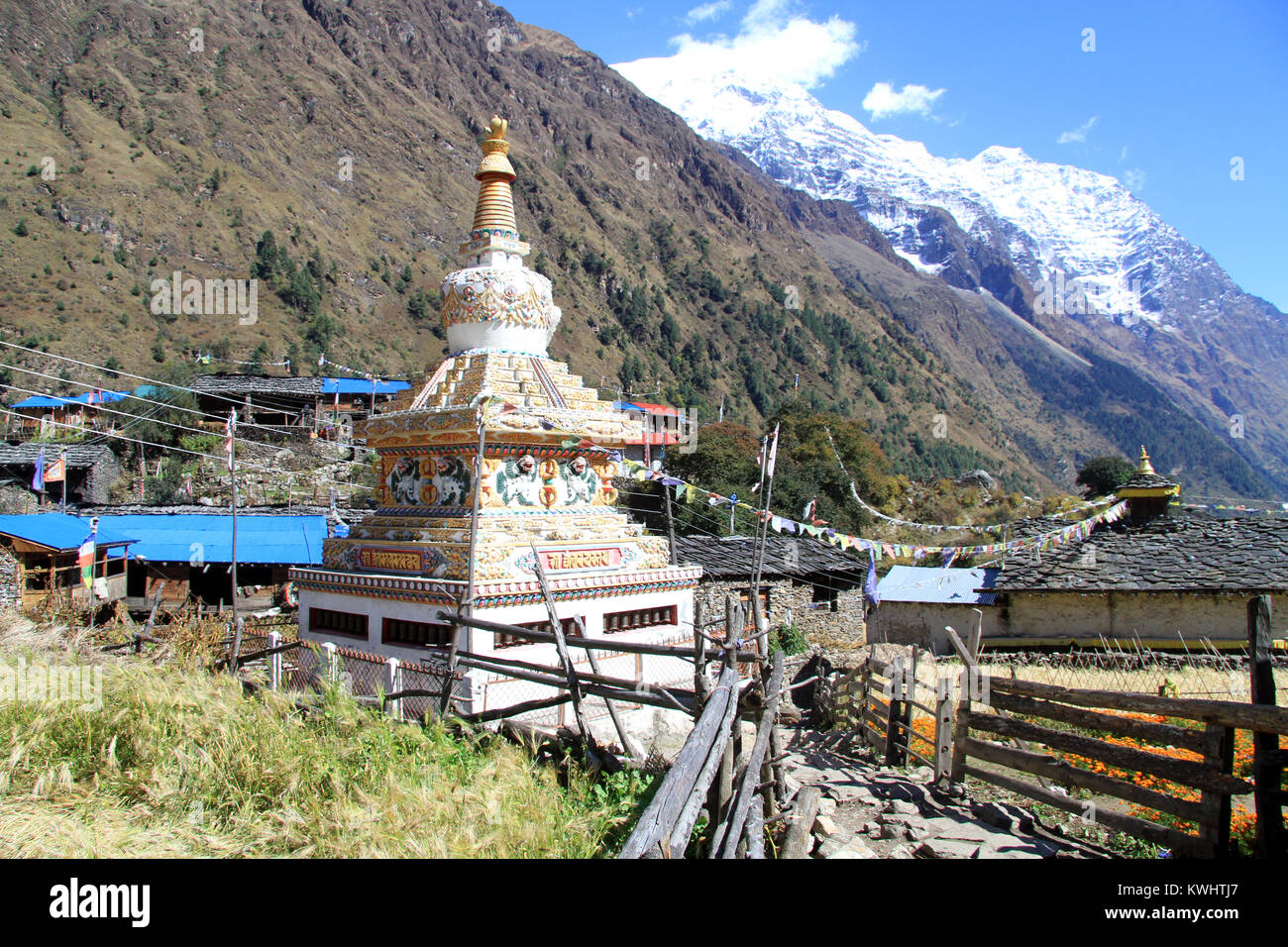 Stupa buddisti nel villaggio del Nepal Foto Stock