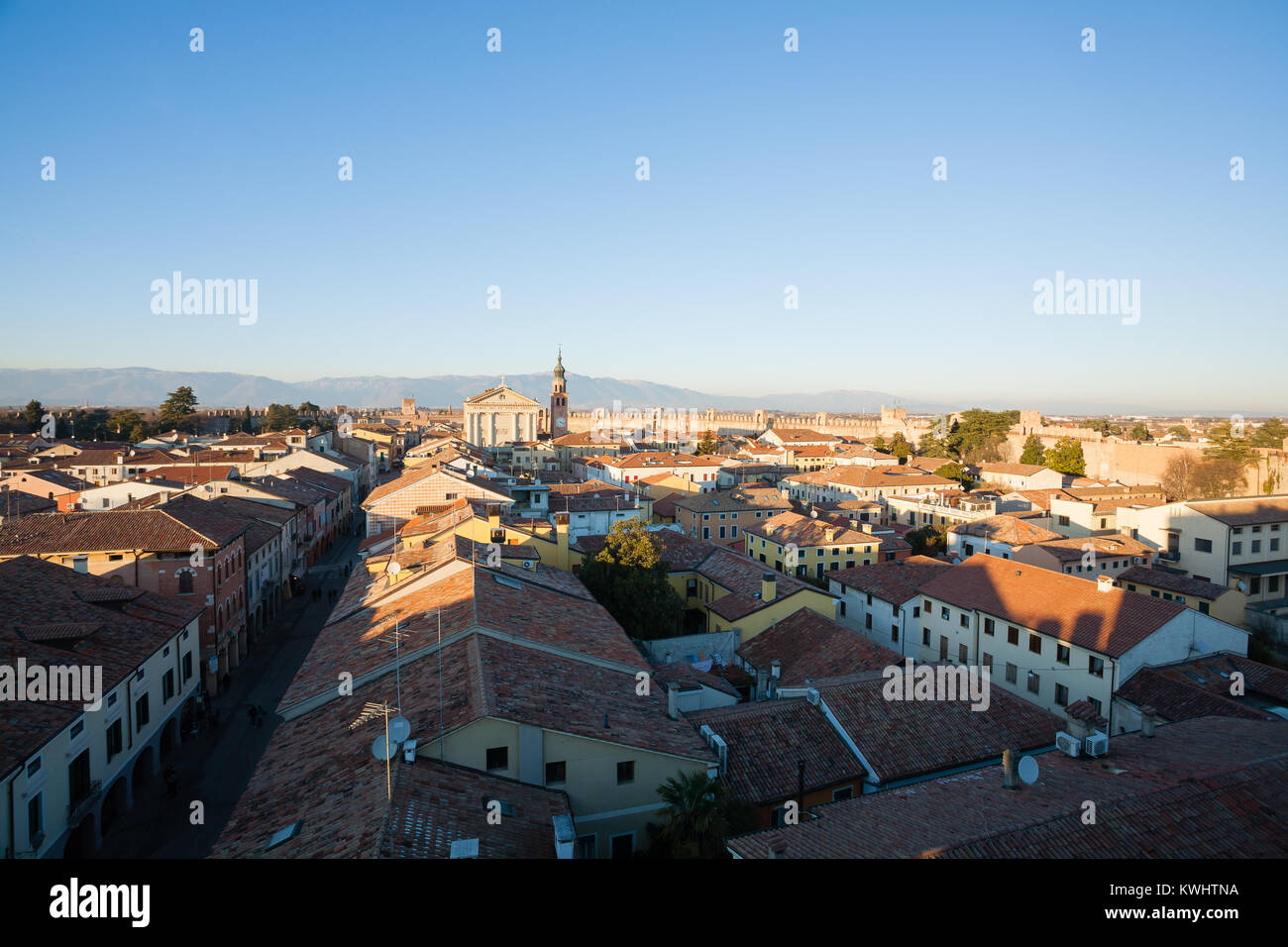 Vista della cittadella medievale città murata in Italia. Italiano città fortificated. Punto di riferimento di viaggio Foto Stock