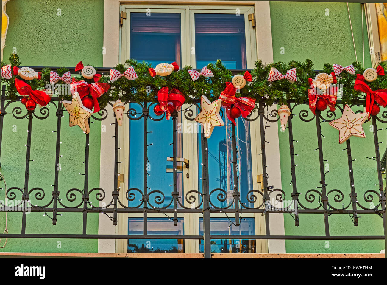 Ghirlanda Di Natale Decorativa Con Fiocco Rosso E Neve – Per Porta, Camino O Parete – Interno/Esterno