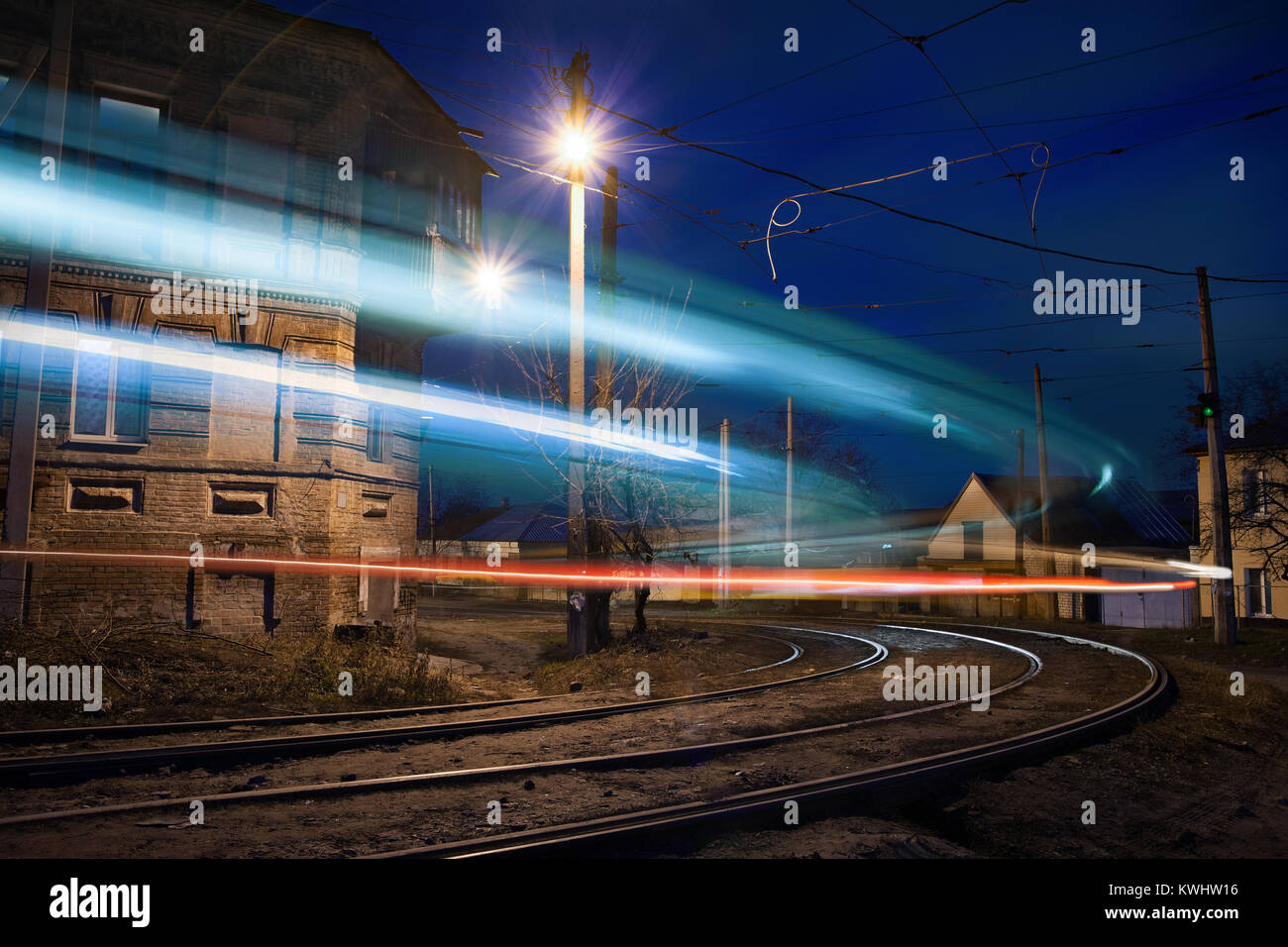 Luci sfocate tram in giro, la città vecchia di notte Foto Stock