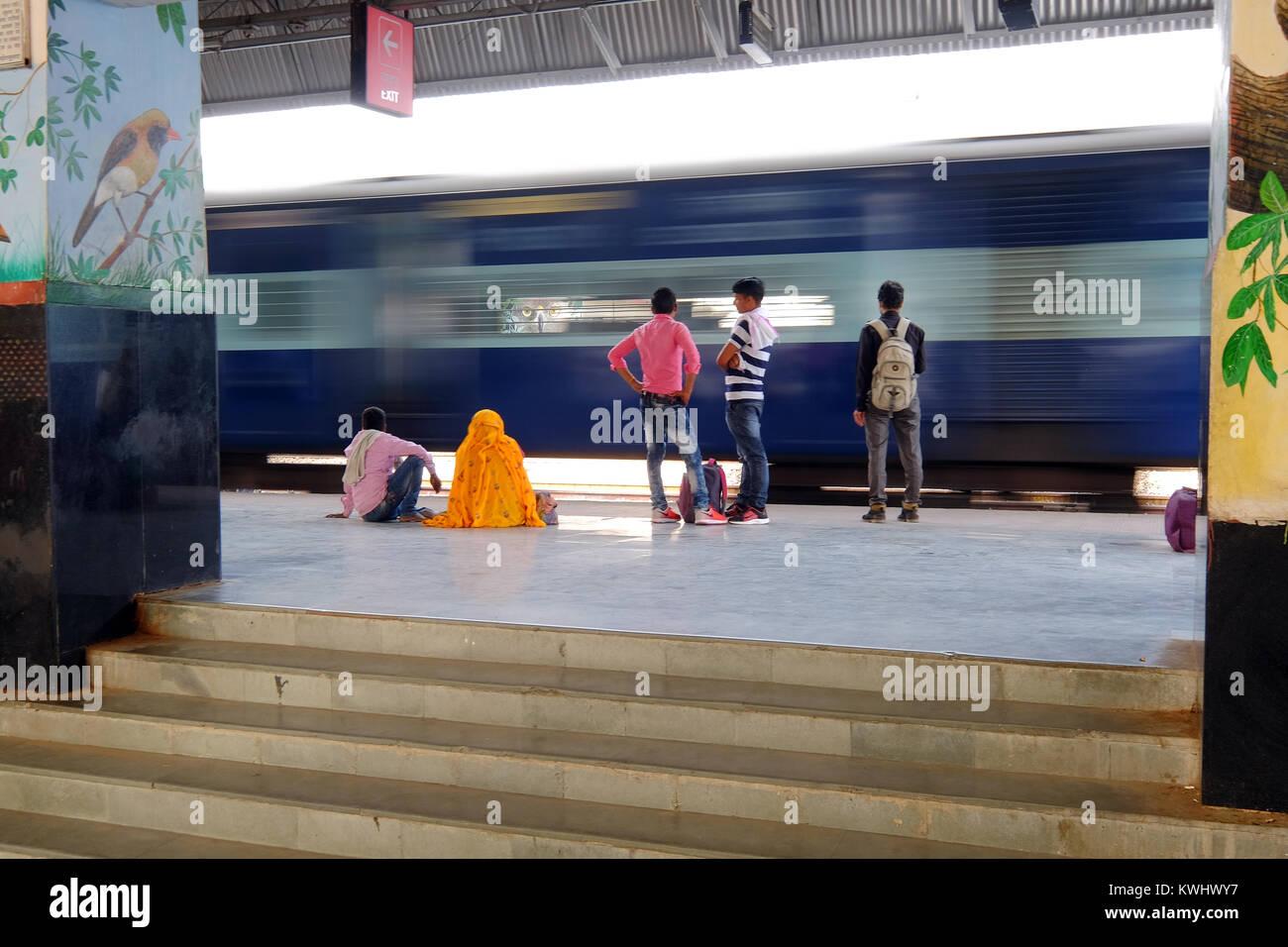 Un indiano treno passa attraverso una stazione ferroviaria, Rajasthan, India Foto Stock