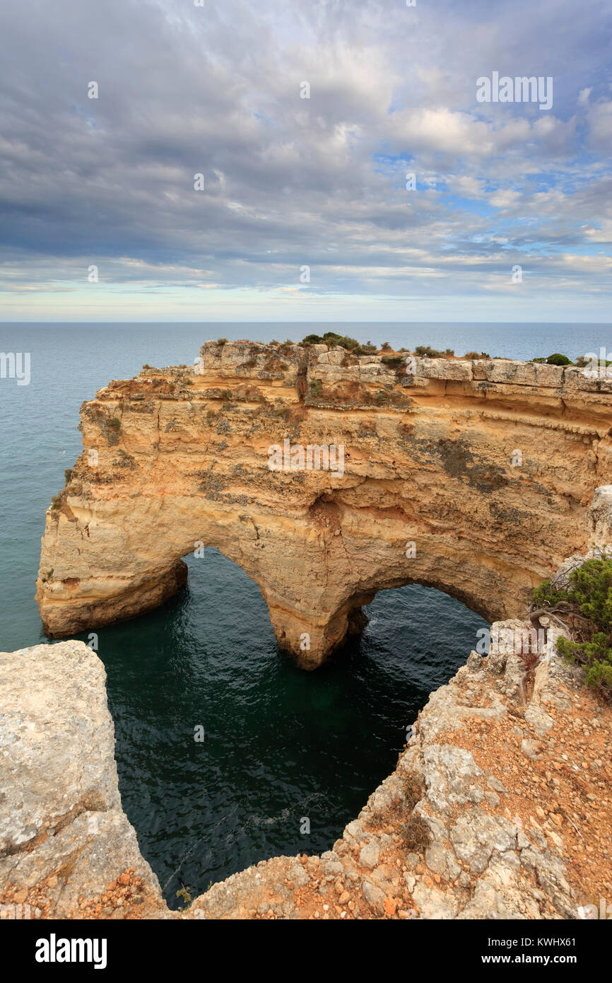 Natura festeggia il giorno di San Valentino. Amazing seascape di romantico scenario. A forma di cuore Rock in Algarve sulla costa meridionale del Portogallo Foto Stock