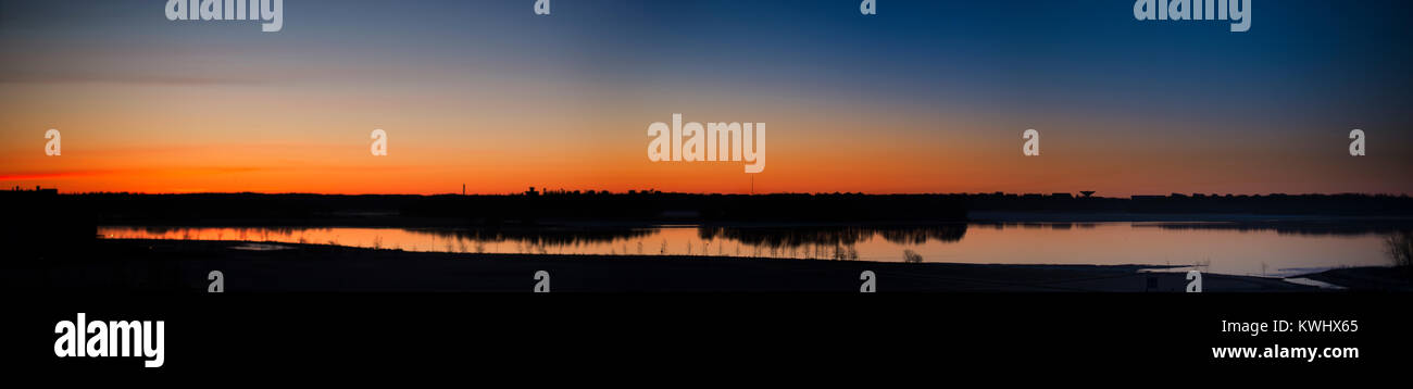 Panorama di un bellissimo tramonto su Vanhankaupunginlahti a Helsinki in Finlandia Foto Stock