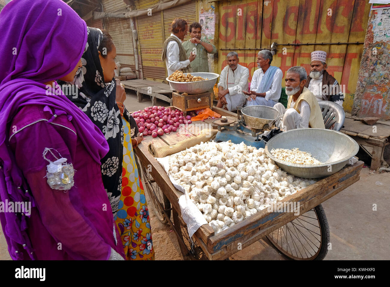 Aglio e Cipolle per la vendita su un carrello a un Indiano street market Foto Stock