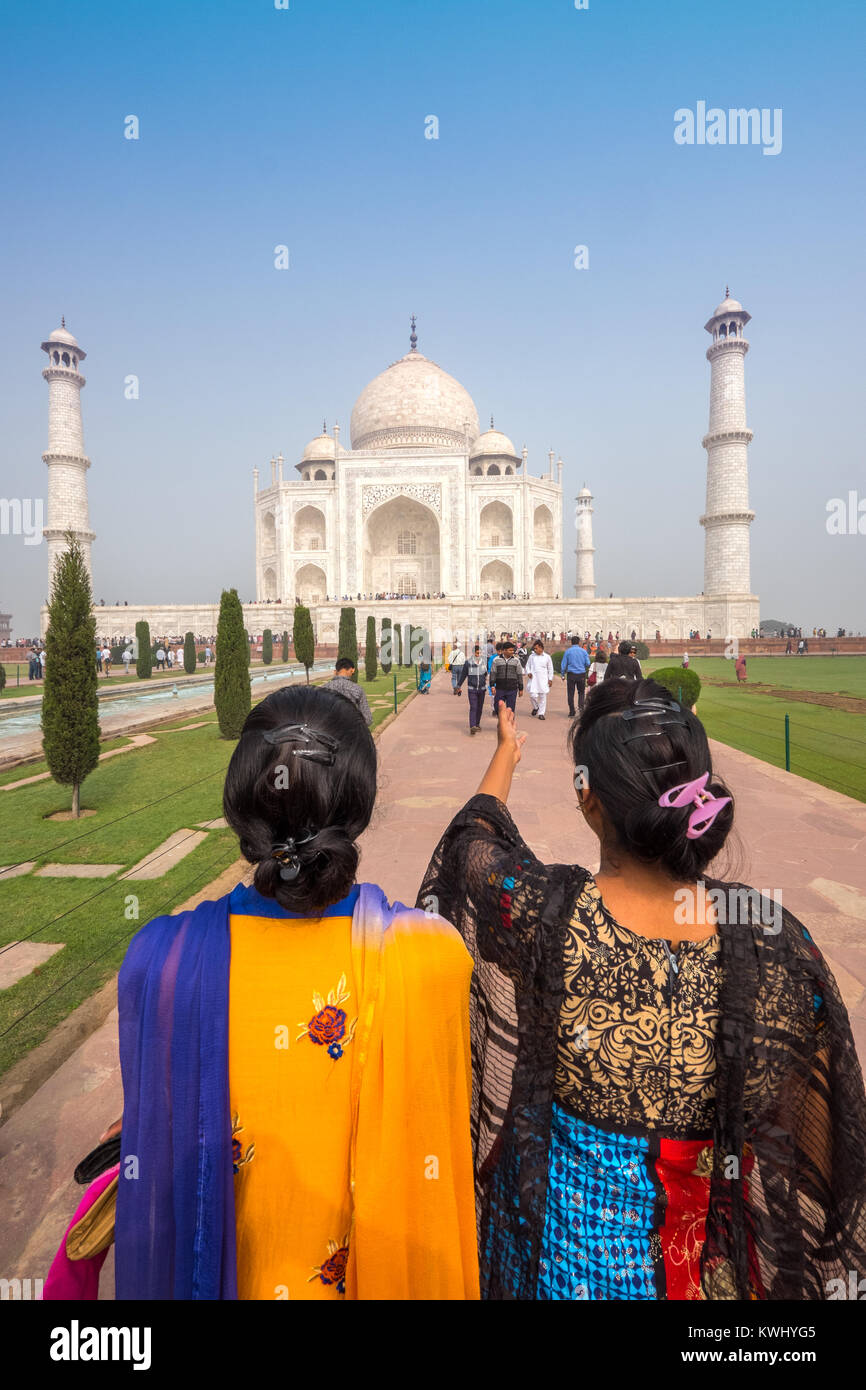 Femmina visitatori indiano al Taj Mahal, Agra, India. Costruito dall'imperatore Mughal Shah Jahan, il mausoleo case di sua moglie tomba Foto Stock