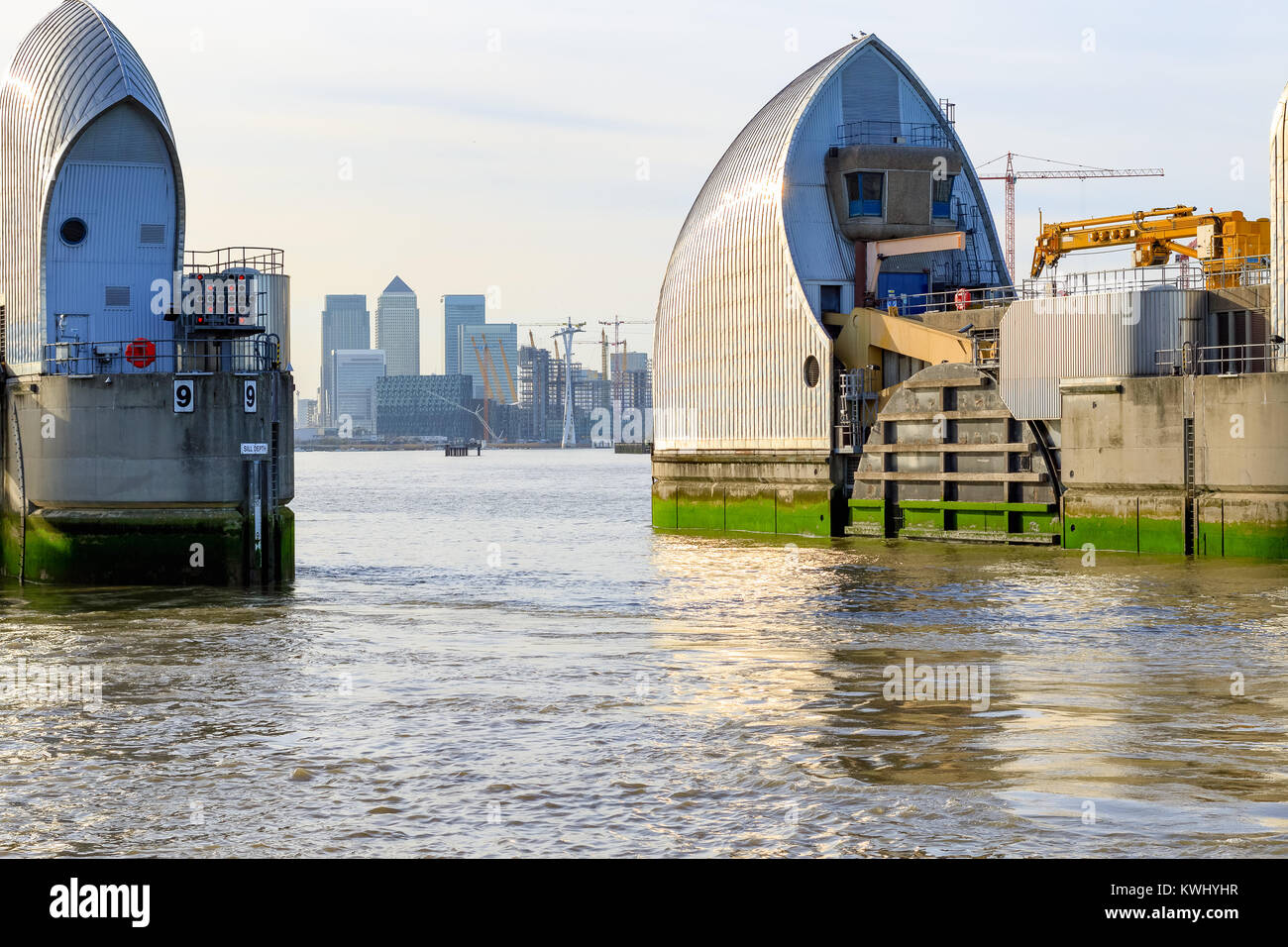 Thames Barrier in Londra con Canary Wharf in background Foto Stock