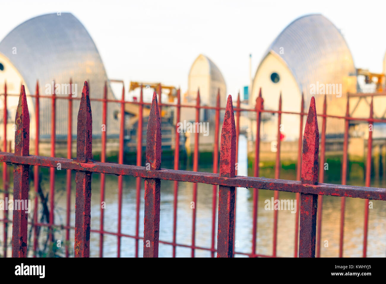 Cancello arrugginito con Thames Barrier in background per concept usa Foto Stock