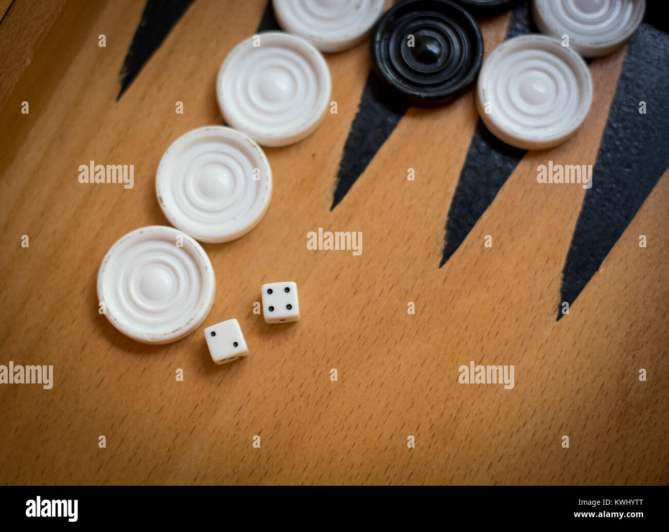 Backgammon in legno con bordo bianco e nero slot e dadi Foto Stock