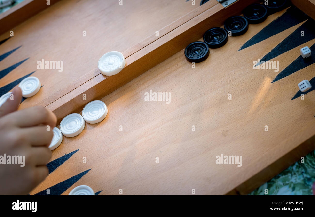 Lato gettando dadi su una tavola di legno bordo del backgammon gioca a Backgammon gioco. Foto Stock