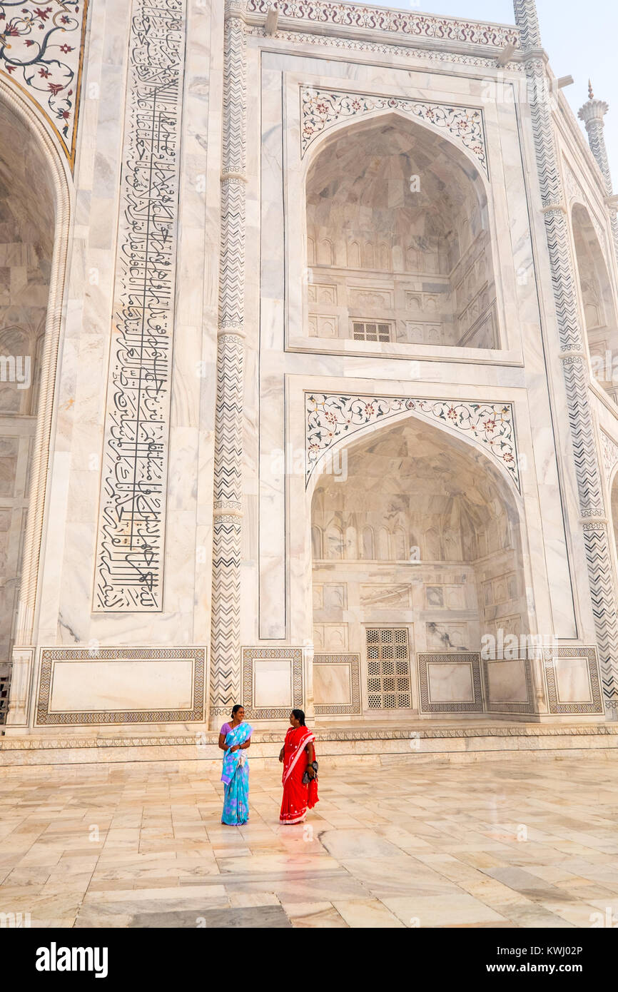 Femmina indiano visitatori presso il Taj Mahal, Agra, India. Costruito dall'imperatore Mughal Shah Jahan, il mausoleo case di sua moglie tomba Foto Stock