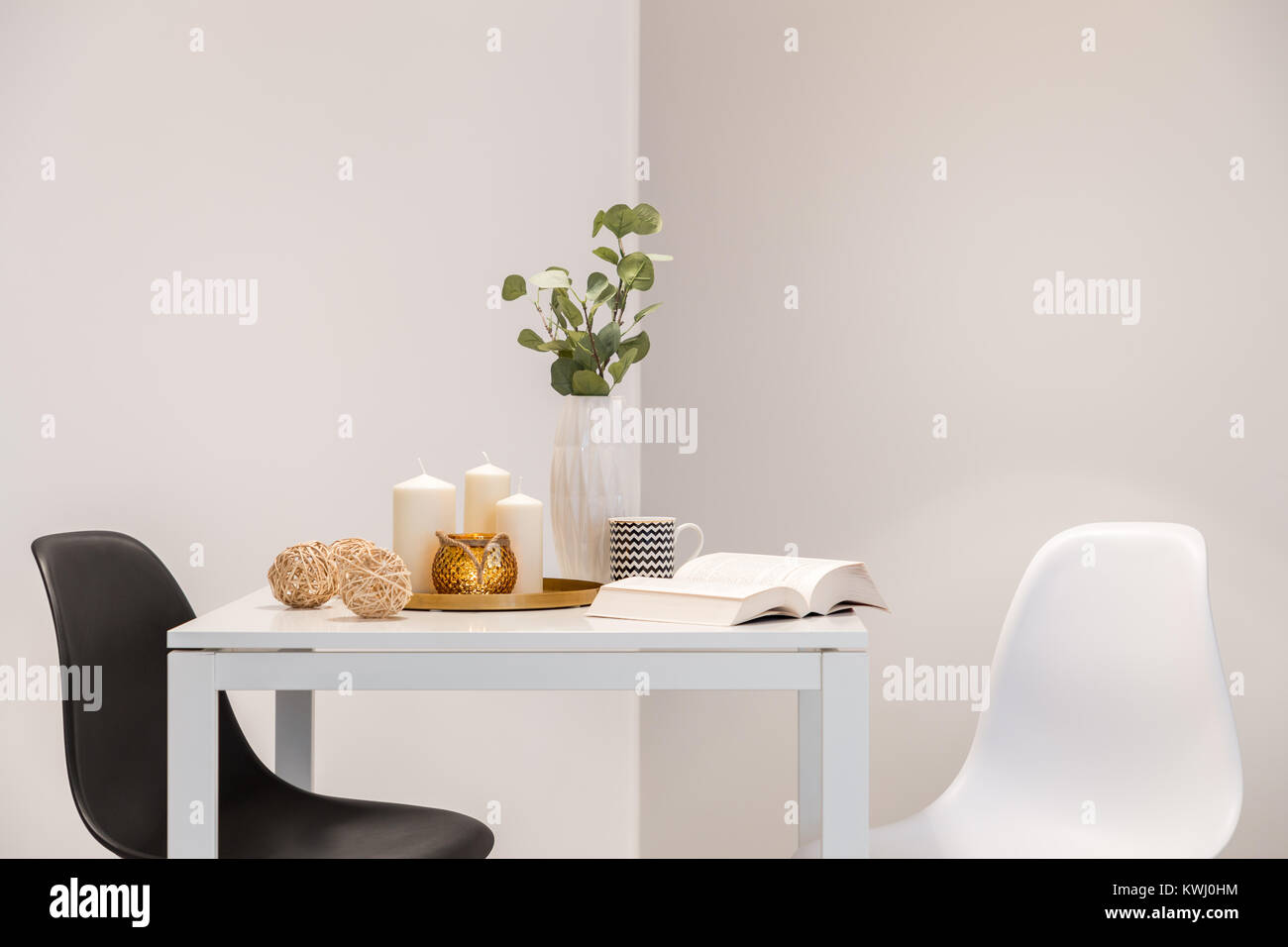Home interno con semplice bianco tavolo e due sedie Foto Stock