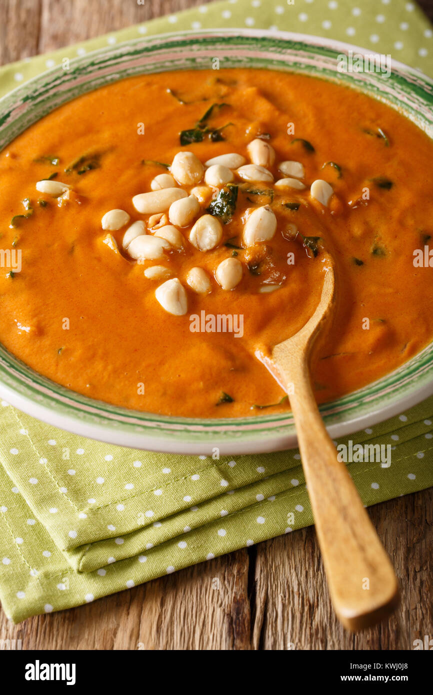 Vegetariano West African zuppa di arachidi close-up in una piastra. sul tavolo. In verticale Foto Stock