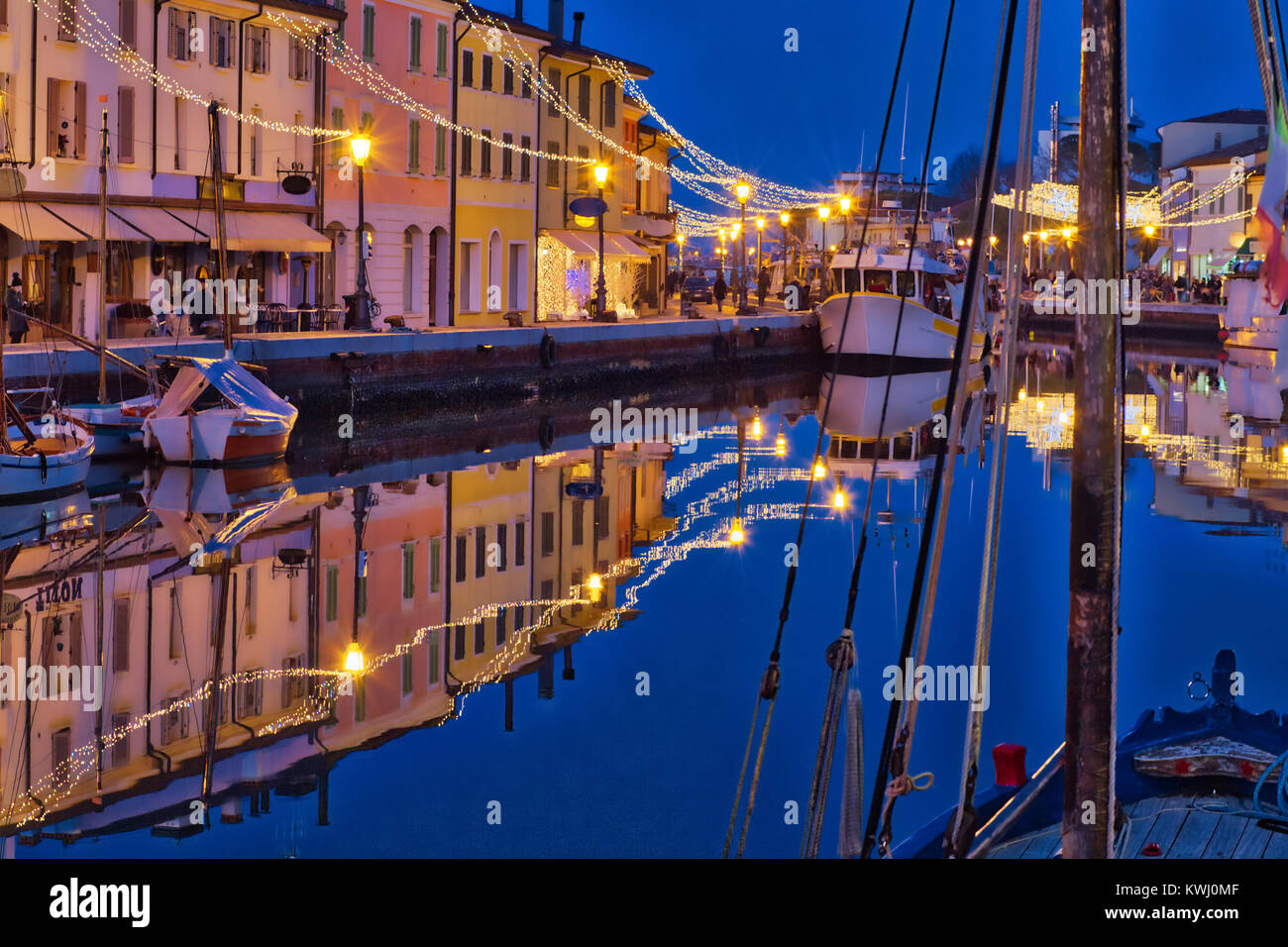 Ora Blu al tramonto sulle decorazioni di Natale del porto canale di Cesenatico, migliore destinazione turistica della Riviera Romagnola in Italia Foto Stock