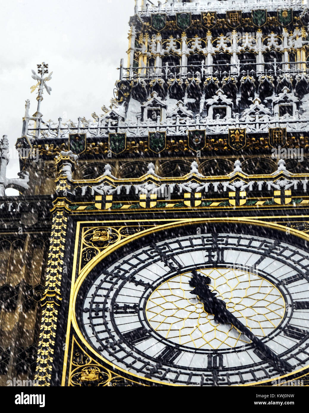 Close-up di Big Ben orologio nella neve Foto Stock