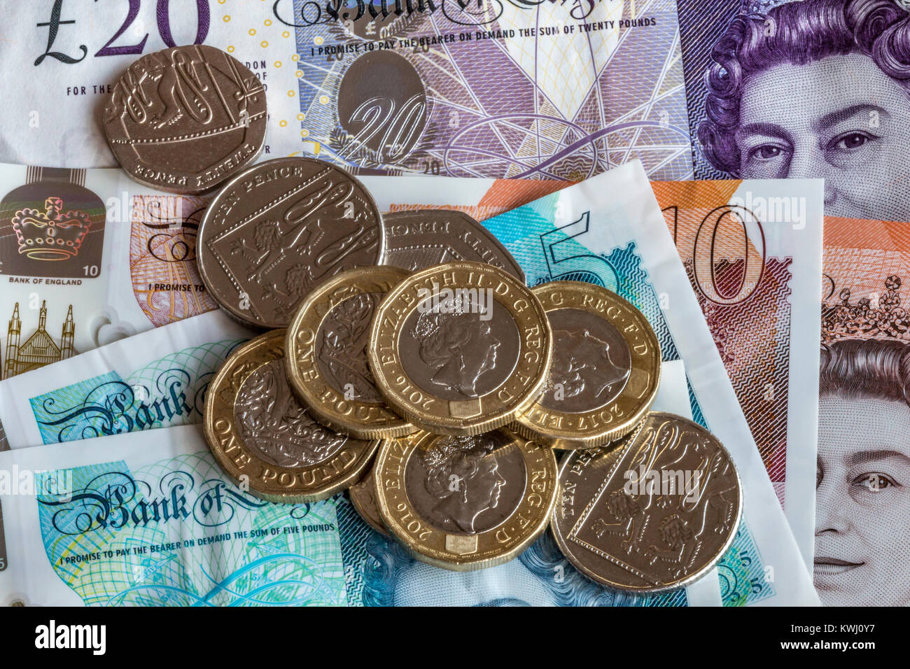 Close up della valuta britannica , £10 pound note £20 nota e di £ 1 monete e altri modifica assortiti. Foto Stock