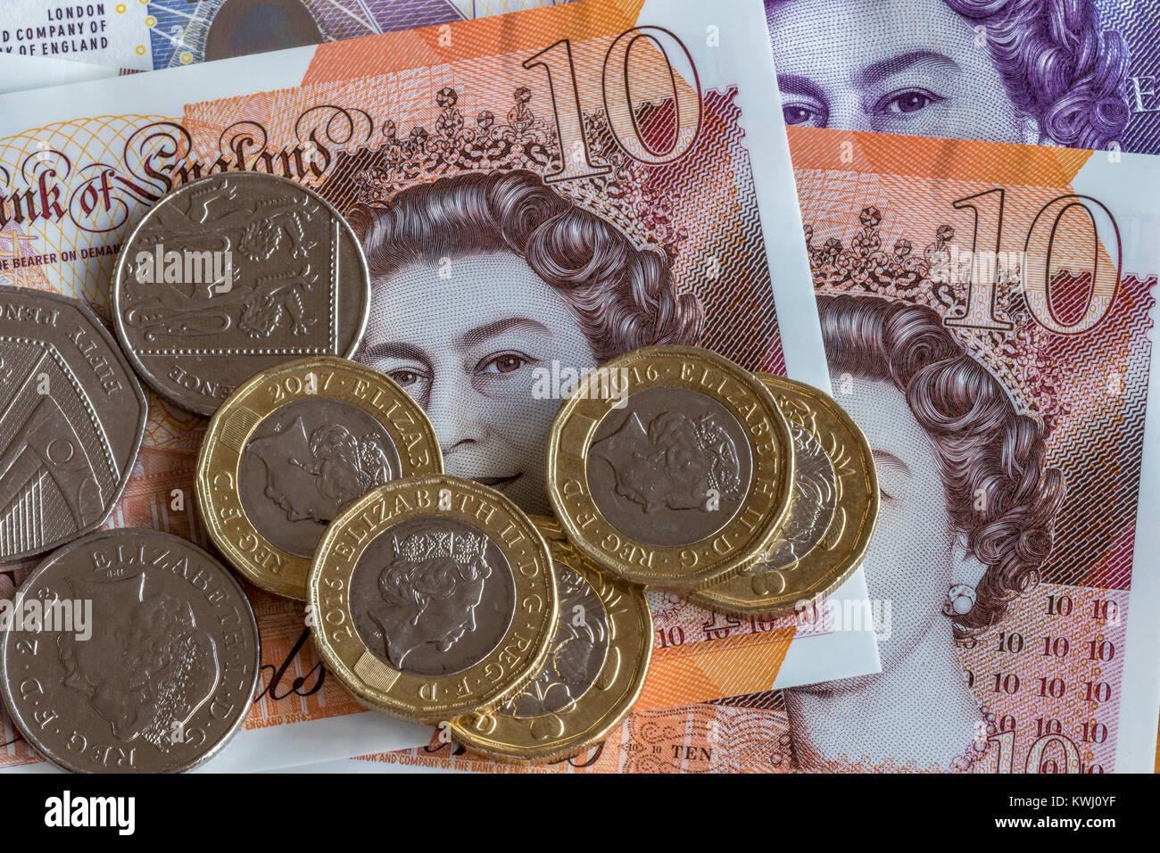 Close up della valuta britannica , £10 pound note £20 nota e di £ 1 monete e altri modifica assortiti. Foto Stock