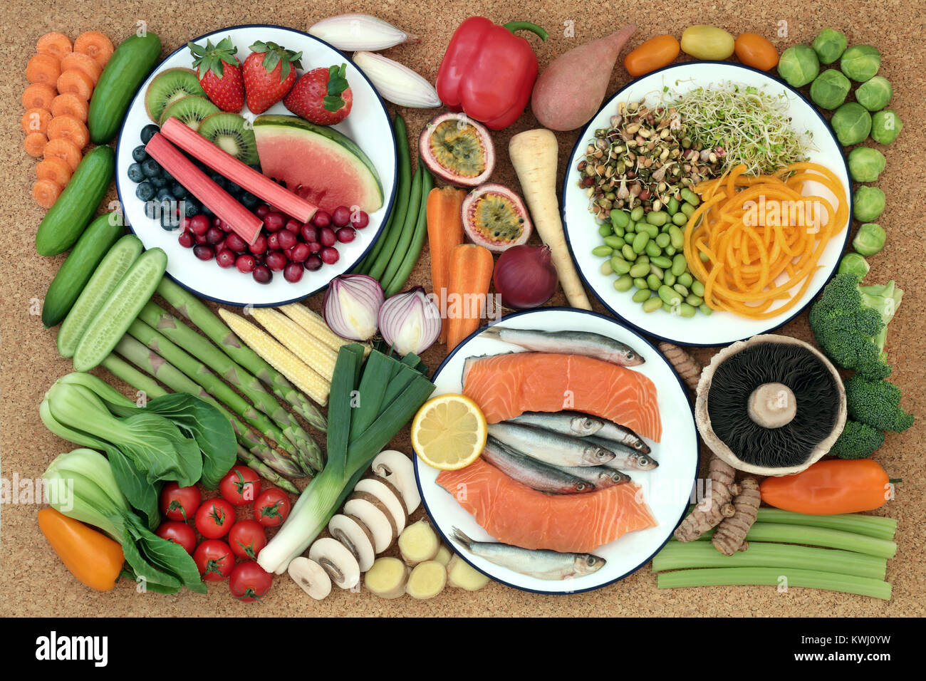 Health food per mangiare sano concetto con pesce fresco, verdure e frutta su sfondo di sughero. Cibo sano concetto. Foto Stock