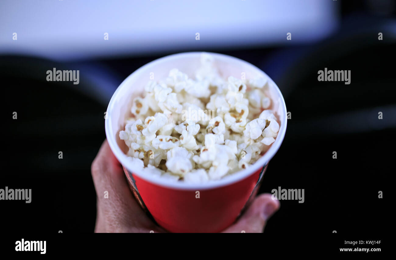 Pop corn pronto a mangiare nel cinema Foto Stock