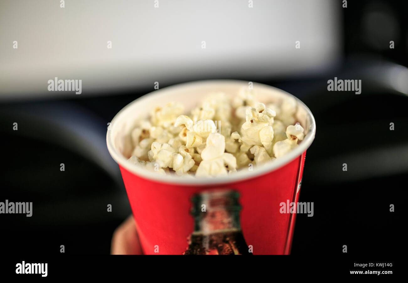 Pop corn pronto a mangiare nel cinema Foto Stock