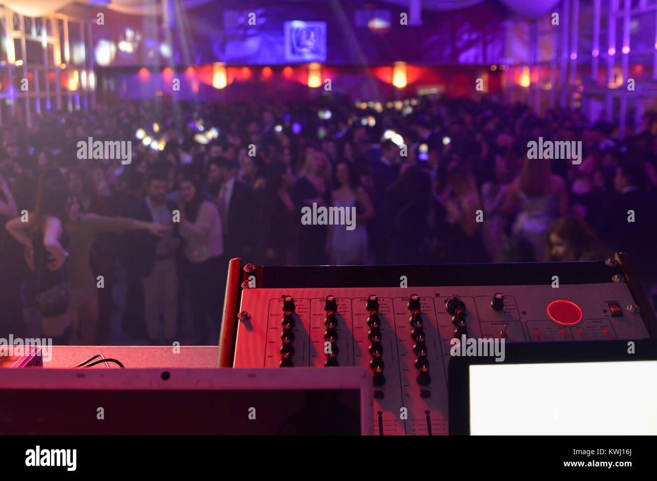 Miscelatore sound control in festival di musica. persone sfocate Foto Stock