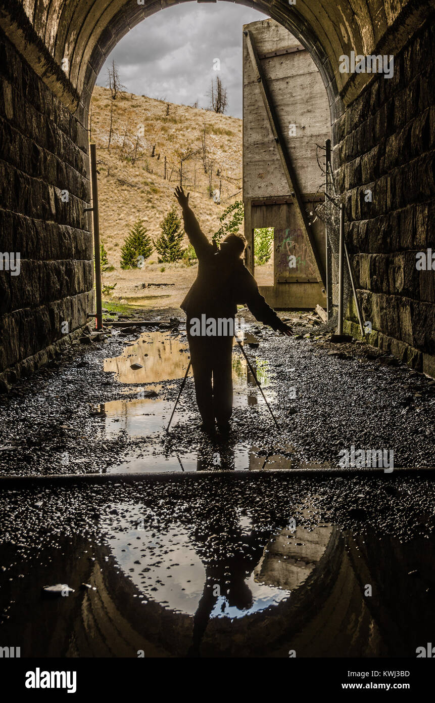 Il fotografo sembra felice dopo il suo ultimo colpo Foto Stock